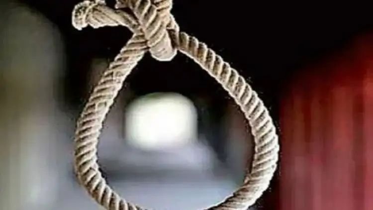 हॉस्टल में लाइव आकर छात्रा ने की सुसाइड, फंदे से लटकता मिला शव, प्रेम प्रसंग का है मामला