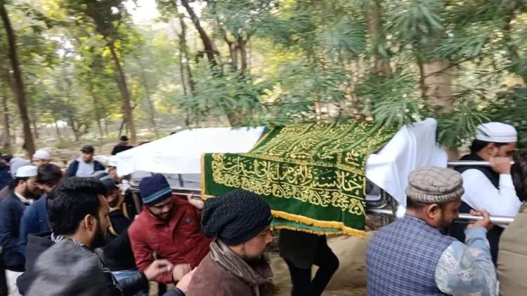 लखनऊ ऐशबाग के कब्रिस्तान में किए गए सुपर्द ए खाक