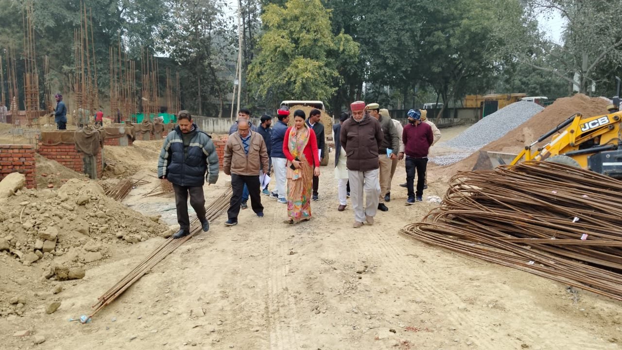 डीएम ने राणा बेनी माधव बक्श सिंह निर्माणाधीन सभागार का किया निरीक्षण