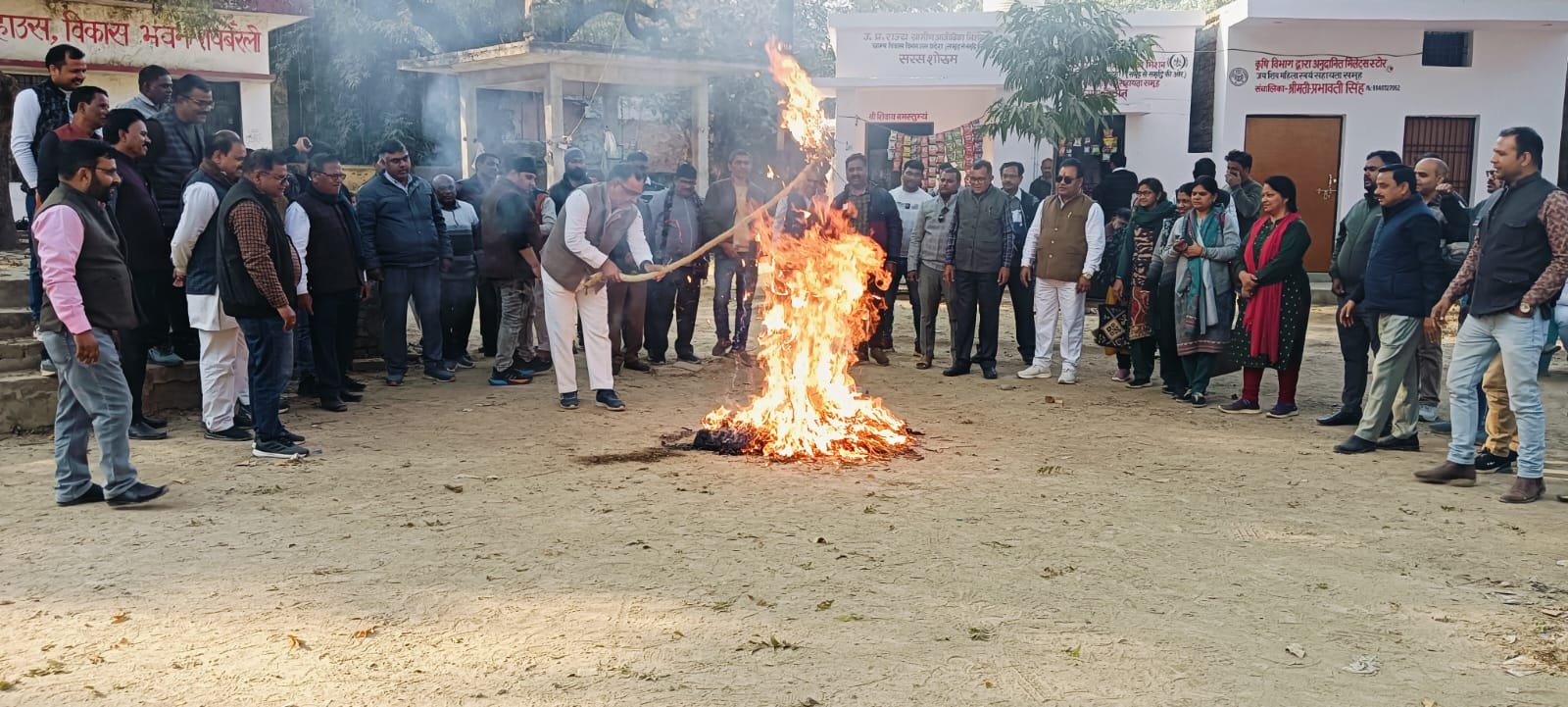 रायबरेली - टीईटी पर केन्द्रीय शिक्षा राज्यमंत्री जयंत चौधरी के बयान से आक्रोशित शिक्षकों ने फूंका पुतला, की नारेबाजी 