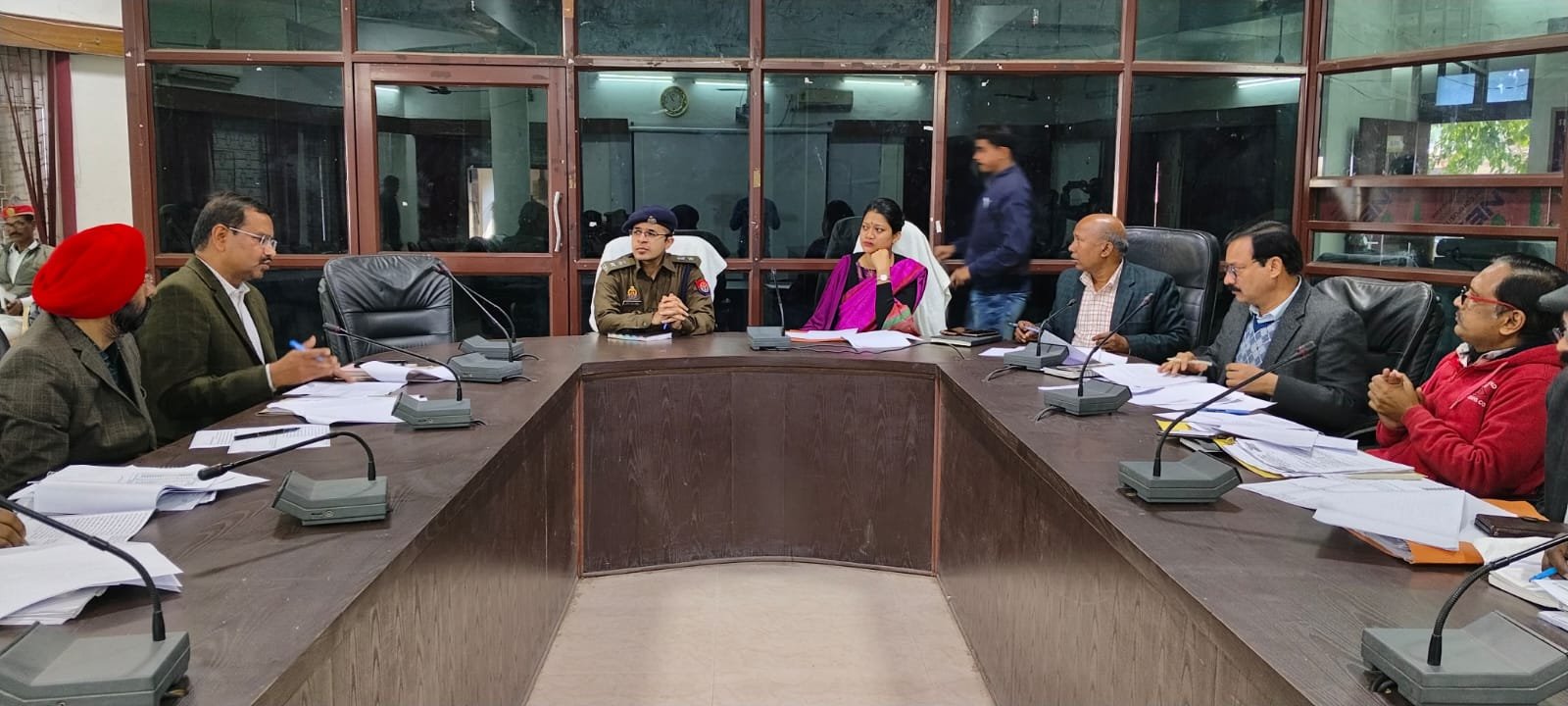 Raibareli-जिलाधिकारी ने सड़क सुरक्षा समिति की बैठक कर, दिए आवश्यक निर्देश