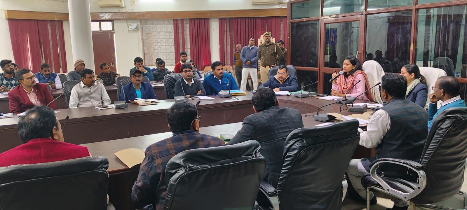 Raibareli-जिलाधिकारी ने गौशाला नोडल अधिकारियों संग की बैठक
