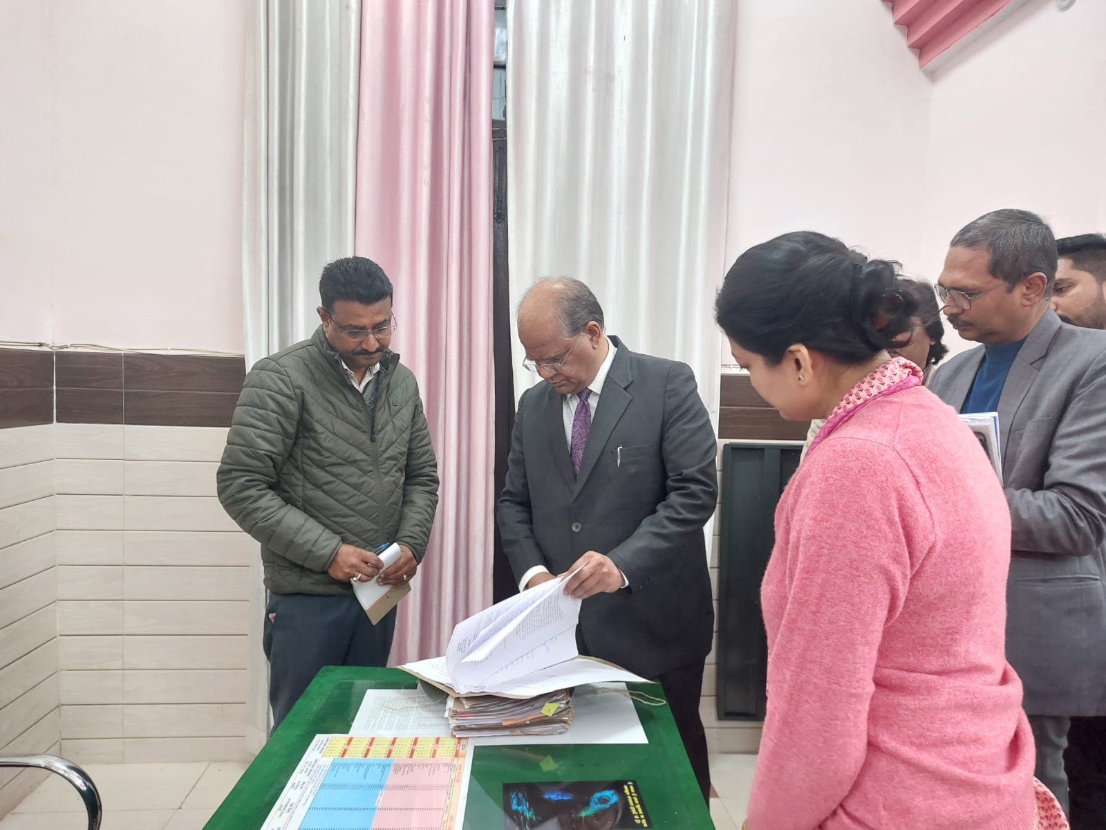 Raibareli-राजस्व परिषद अध्यक्ष ने कलेक्ट्रेट कार्यालय और तहसील सदर के अभिलेखों का किया गहन निरीक्षण