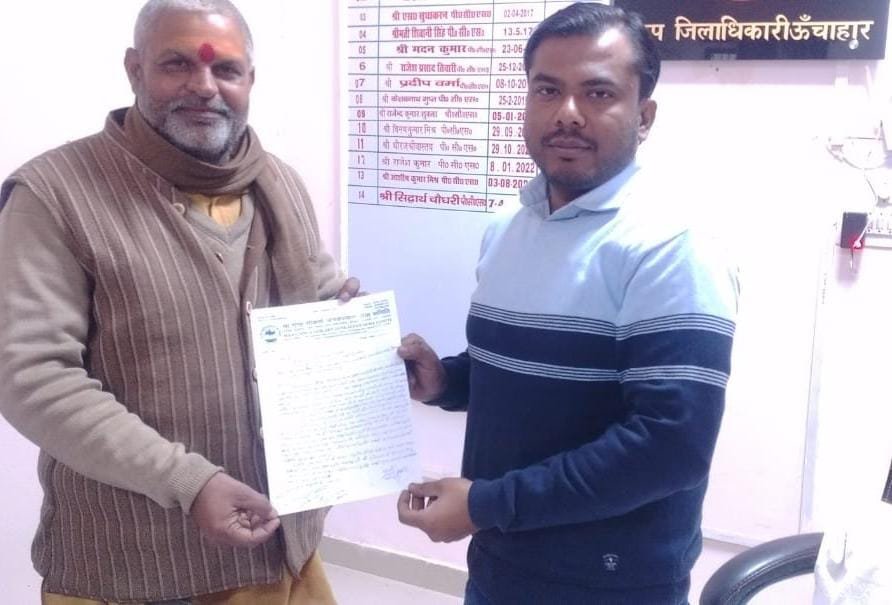 रायबरेली-बदहाल है तीर्थ स्थल गोकना घाट का मार्ग,एसडीएम को सौंपा ज्ञापन 