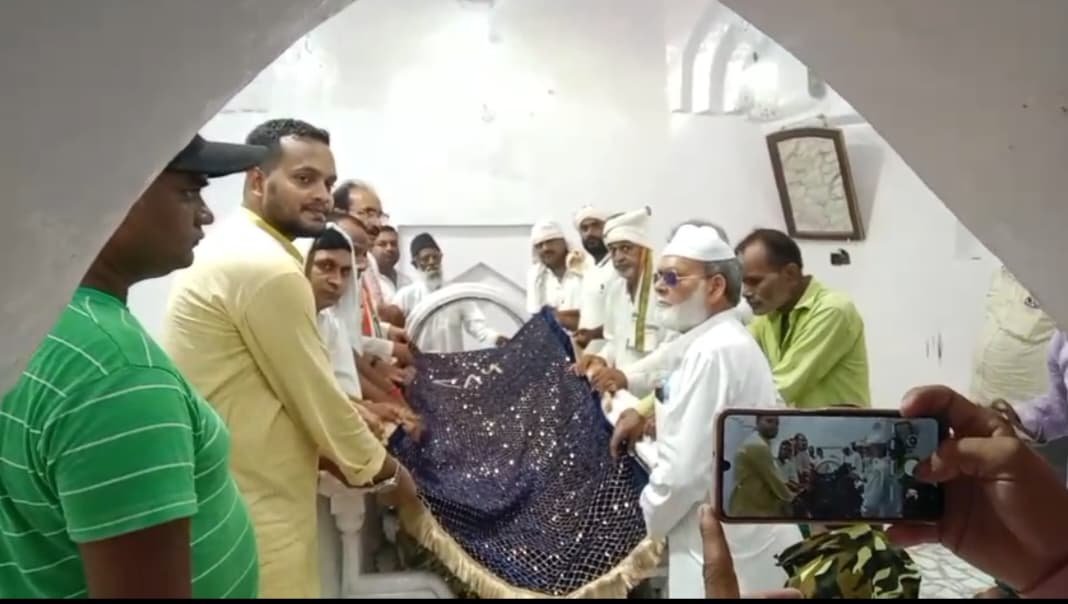 राहुल गांधी के जन्मदिन पर रायबरेली में दरगाह में चादर पोशी, पौधारोपण कार्यक्रम का किया आयोजन आमीन पठान