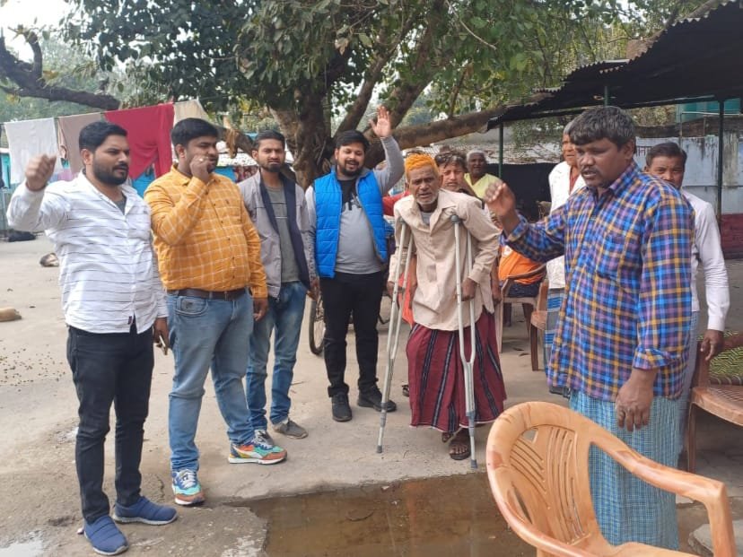 Raibareli-बीजेपी नेता ने कुष्ठ आश्रम में मनाया बसंत पंचमी का पर्व