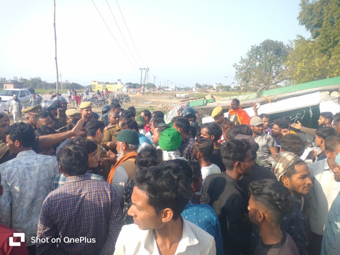 रायबरेली-सवैया हसन गांव के पास मजार व ईदगाह गिराये जाने से नाराज सैकड़ों लोगों ने किया प्रदर्शन