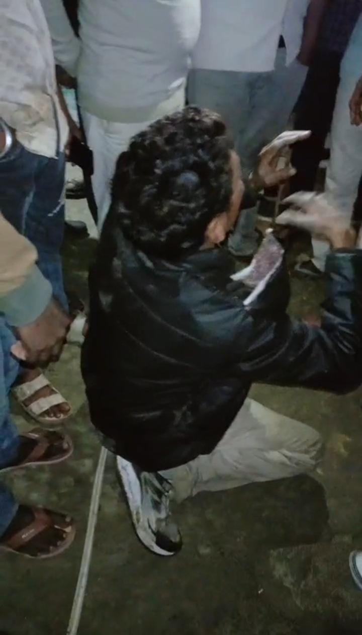 रायबरेली - चोरी की नियत से गांव में घुसे संदिग्ध को ग्रामीणों ने पकड़कर किया पुलिस के हवाले