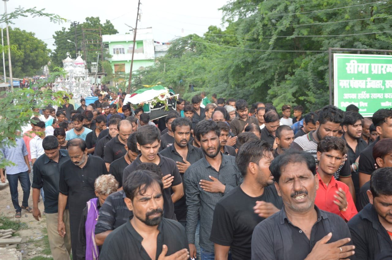 रायबरेली-आग के मातम में भागीदार बने हिंदू समुदाय के युवक , दिया सद्भाव का संदेश