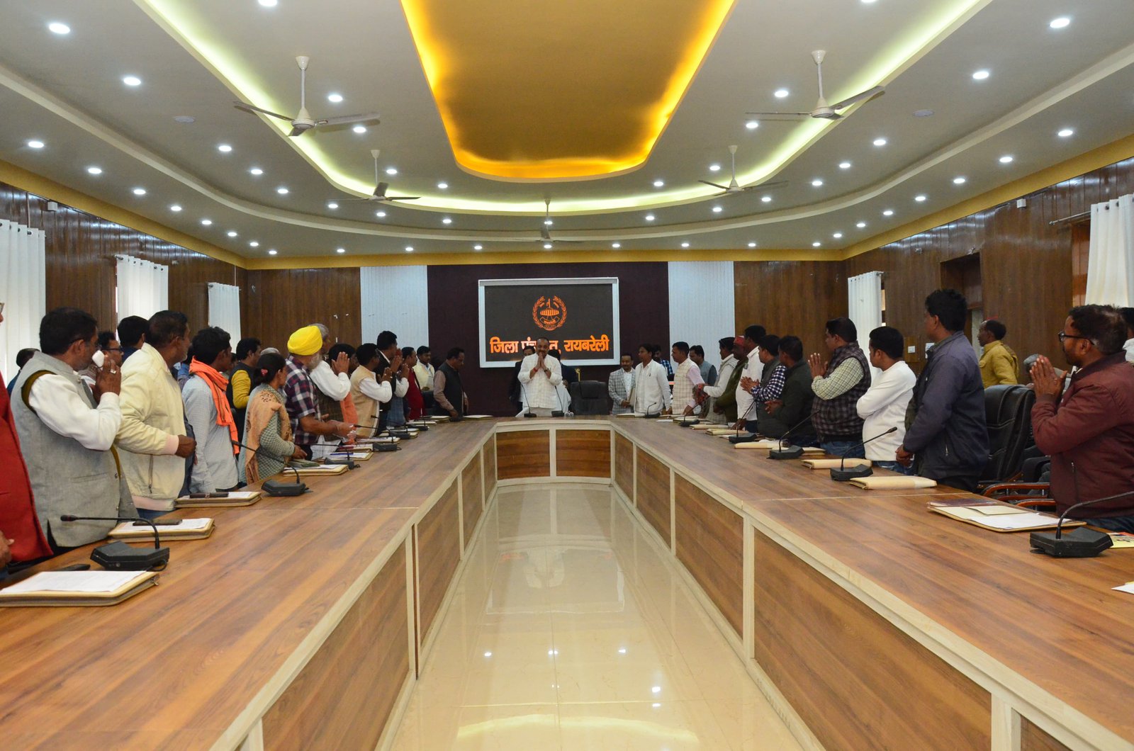 Raibareli-पंचायत सभागार में पंचायत प्रतिनिधियों के साथ उद्यान मंत्री ने की बैठक