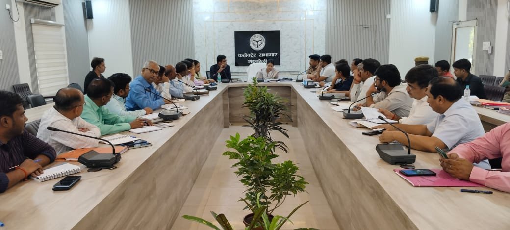 Raibareli-जिला निर्वाचन अधिकारी ने निर्वाचन से संबंधित समस्त नोडल अधिकारियों के साथ की बैठक