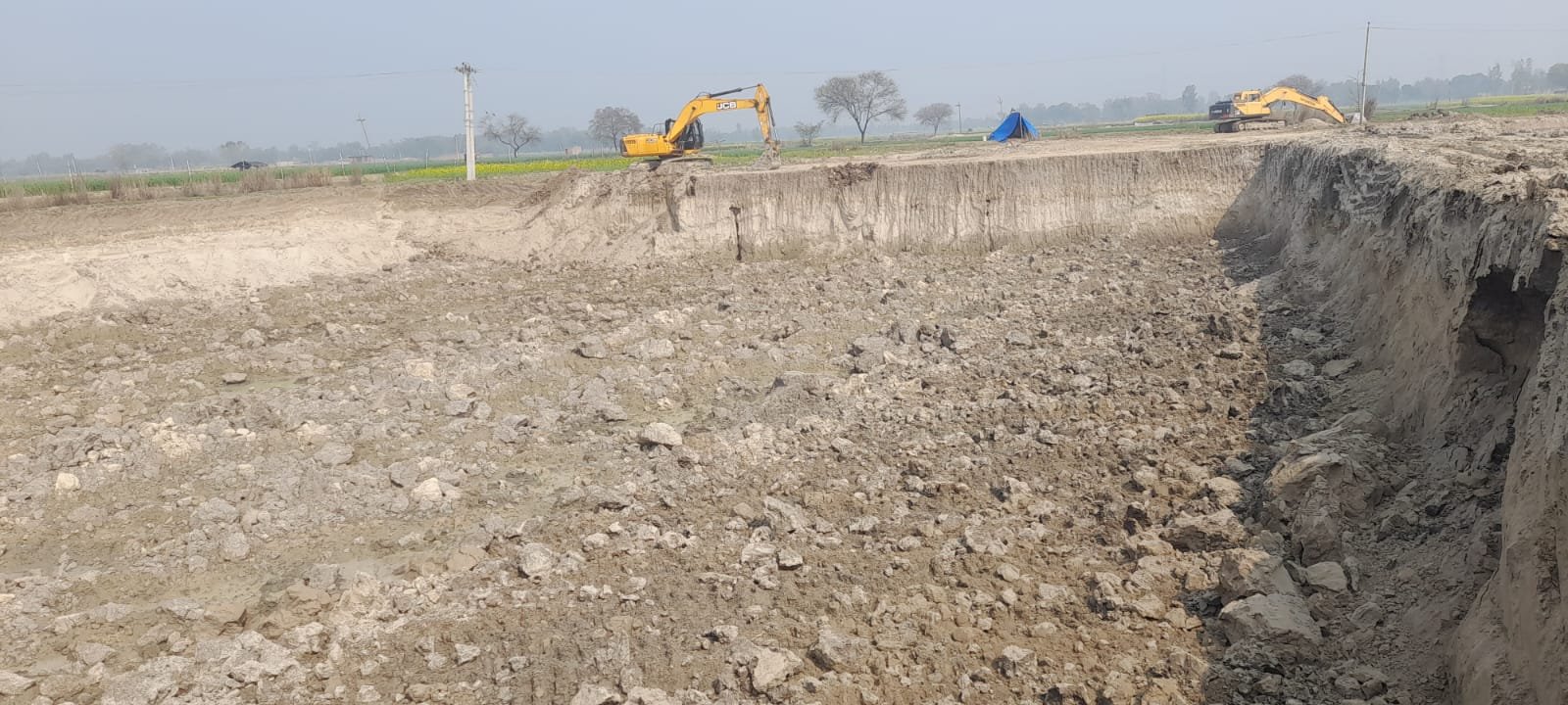 रायबरेली-गंगा एक्सप्रेस-वे पर मिट्टी डालने के लिए खोद दिए मौत के कुएं