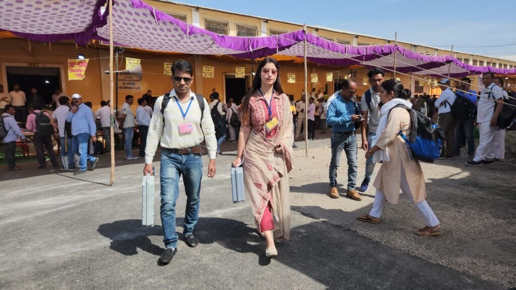 भारतीय स्टेट बैंक की कर्मचारी का चुनावी ड्यूटी के दौरान वीडियो वायरल, जाने क्या हैं मामला ?