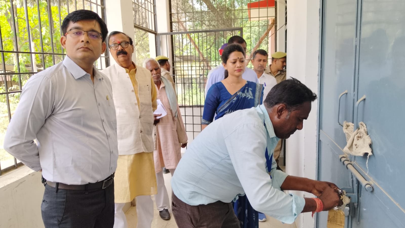 Raibareli-डीईओ ने राजनैतिक दलों के साथ EVM गोदाम का निरीक्षण कर ली जानकारी