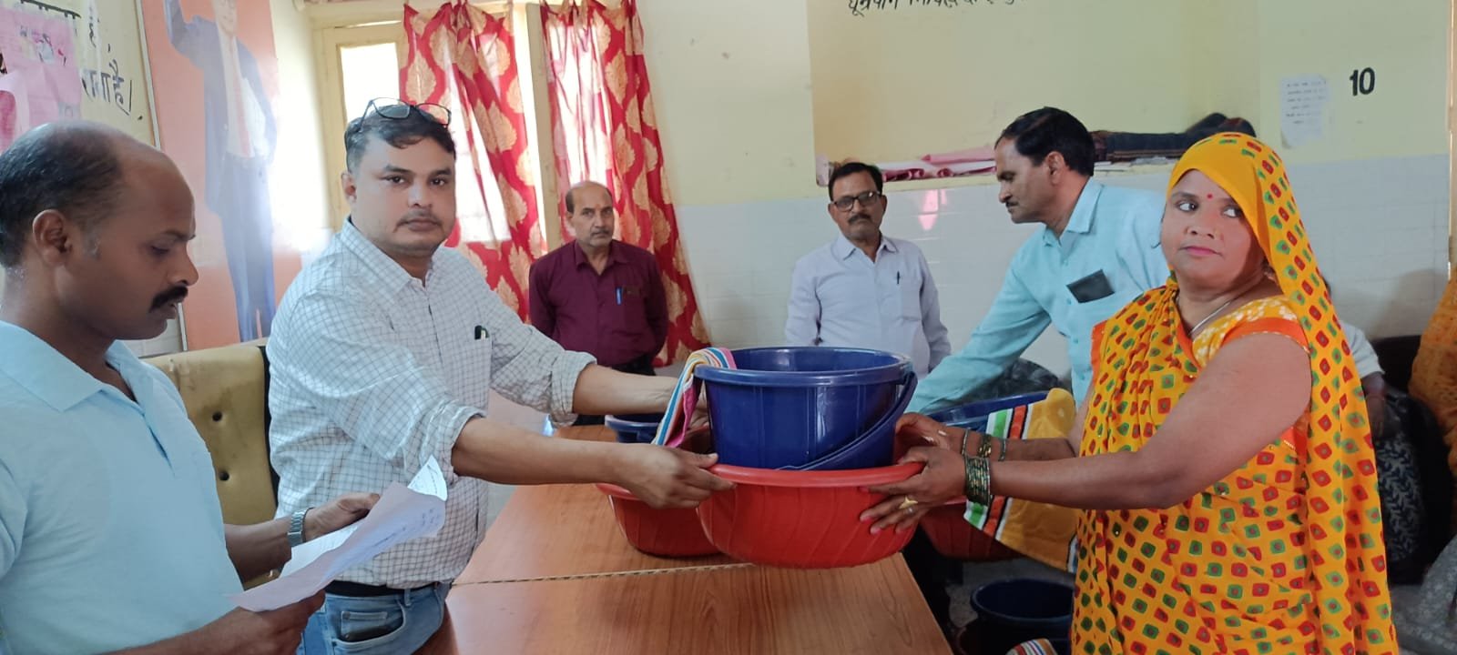 Raibareli-फाइलेरिया के मरीजों को अधीक्षक ने बांटी फाइलेरिया किट।