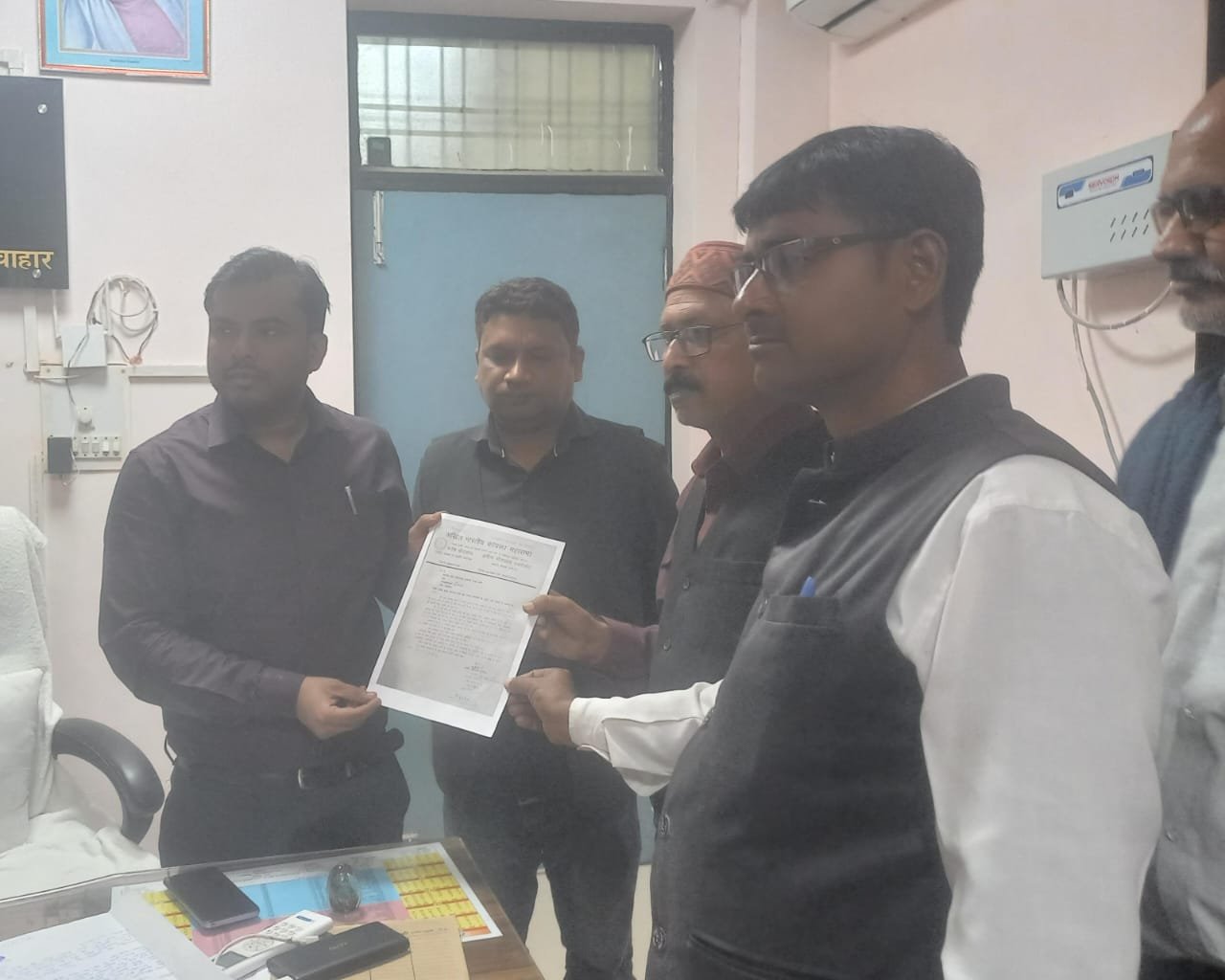 रायबरेली:बीते दिनों हुई किशोर की हत्या के मामले में अखिल भारतीय कायस्थ महासभा सदस्यों ने एसडीएम को सौपा ज्ञापन।