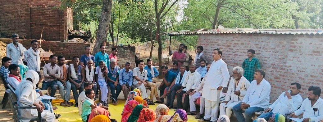 रायबरेली-कांग्रेस नेता ने गांव गांव भ्रमण कर बांटा कांग्रेस का गारंटी कार्ड,,, 