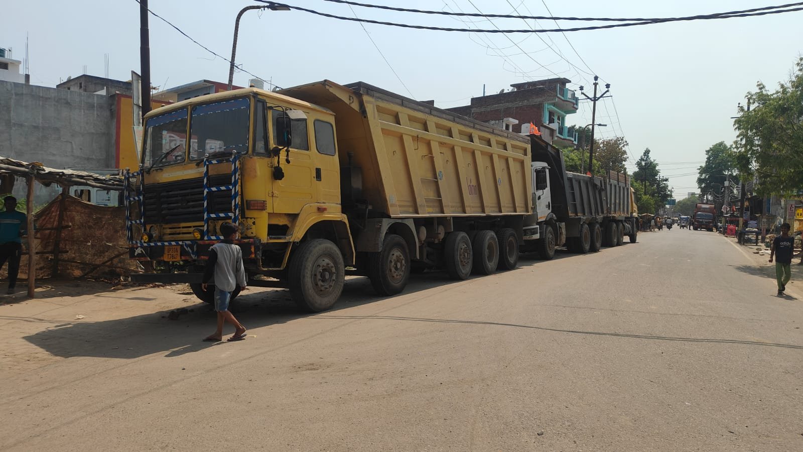 तहसीलदार नें अवैध खनन करते पकड़े गए गंगा एक्सप्रेस वे के तीन डंफर , मचा हडकंप