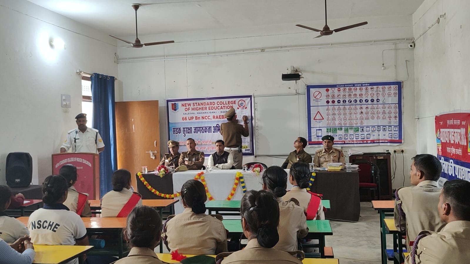 Raebareli:सड़क दुर्घटनाओं की रोकथाम को लेकर यातायात पुलिस ने चलाया जागरूकता अभियान