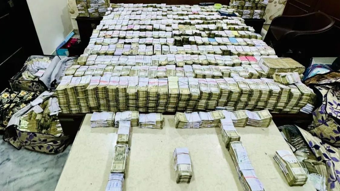 जूता कारोबारियों के ठिकानों पर इनकम टैक्स का छापा,60 करोड़ से अधिक की रकम बरामद,मशीनो से गिनती जारी