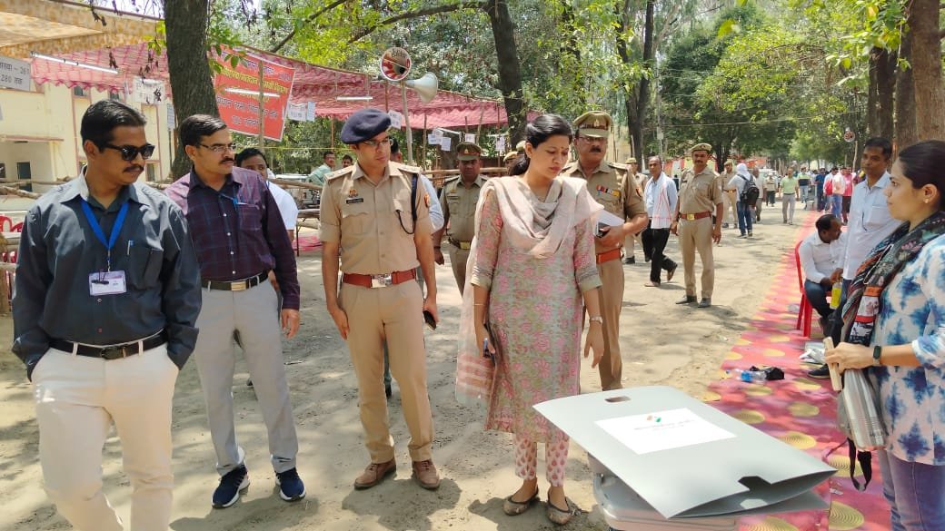Raibareli-लोकसभा निर्वाचन के मतदान की पल-पल की जानकारी दें सेक्टर/जोनल मजिस्ट्रेट: डीईओ