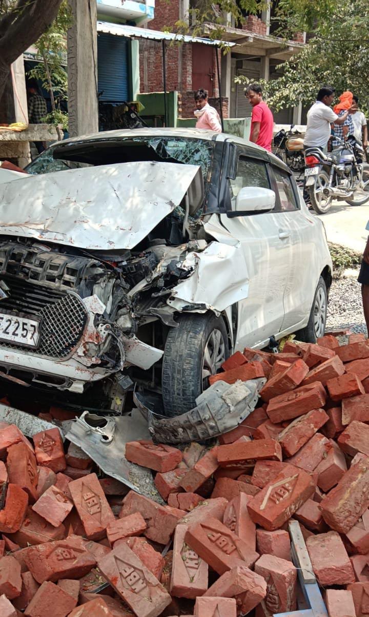 रायबरेली-अनियंत्रित होकर राजमार्ग के किनारे ईट के ढेर से टकराई कार , चार घायल 