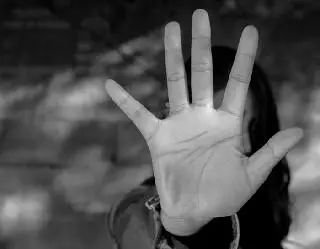 बहन की शादी में नोएडा बुलाया फिर ब्वॉयफ्रेंड से कराया रेप, चार घंटे तक की दरिंदगी