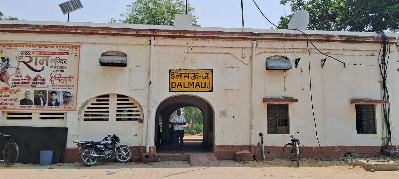 Raibareli-बुकिंग क्लर्क अशोक तिवारी  का काला कारनामा आया सामने