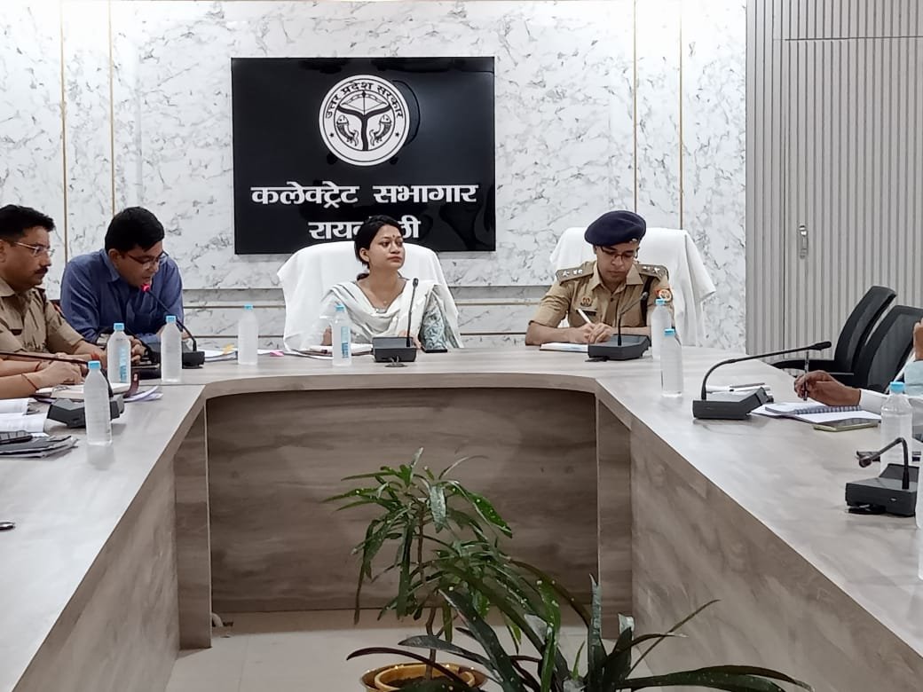 Raibareli-जिला निर्वाचन अधिकारी ने मतगणना सकुशल संपन्न कराने के लिए अधिकारियों संग की बैठक