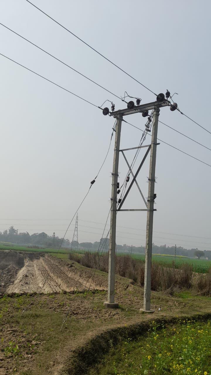 रायबरेली-हटवा गांव के गुल्ला तालाब में गहरे खनन के कारण विद्युत लाइन ध्वस्त होने के कगार पर