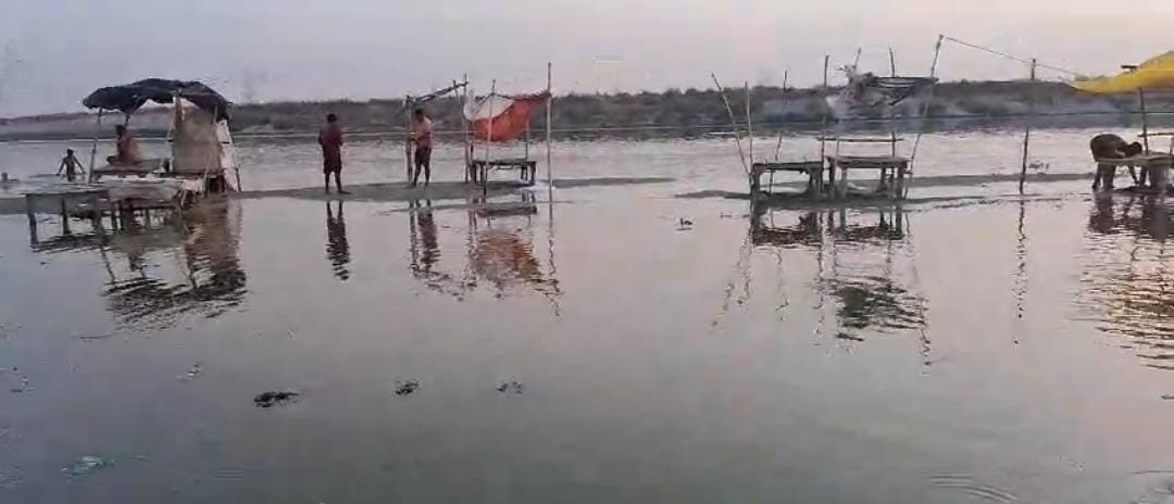 रायबरेली-गंगा का अचानक बढ़ा  जलस्तर , डूब गए पुरोहितों के तख्त,,,,, 