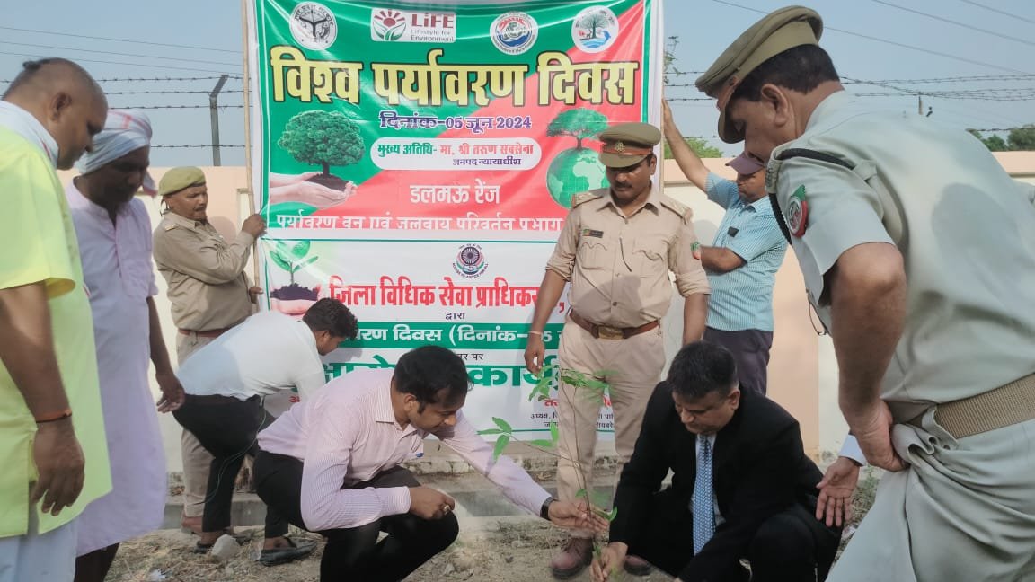 रायबरेली-तहसील परिसर में पर्यावरण संरक्षण के उद्देश्य से वृक्षारोपण किया गया