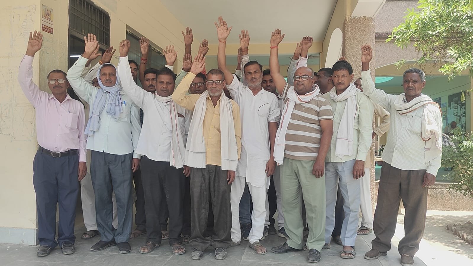 Raibareli-फेल हुआ सर्वर से अटक गया राशन वितरण का काम , कोटेदारों से भिड़ रहे लाभार्थी