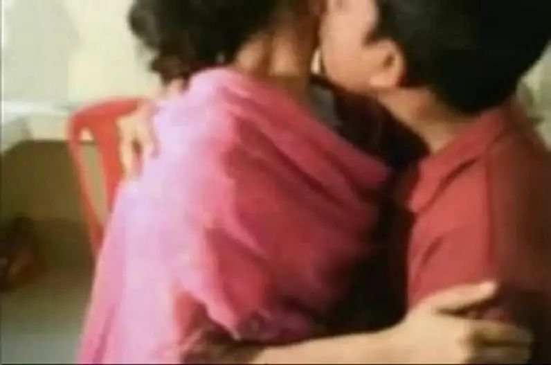 महिला टीचर्स छात्र के साथ बना रही थी सेक्स संबंध करने की प्लानिंग कपड़े उतारकर भेज दी तस्वीर