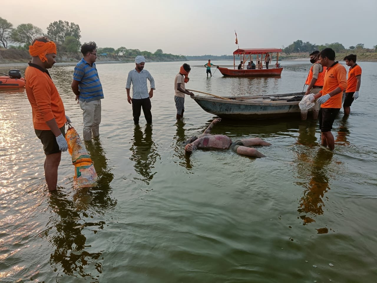 Raibareli-गंगा में डूबे युवक को एसडीआरएफ टीम ने ढूंढा 