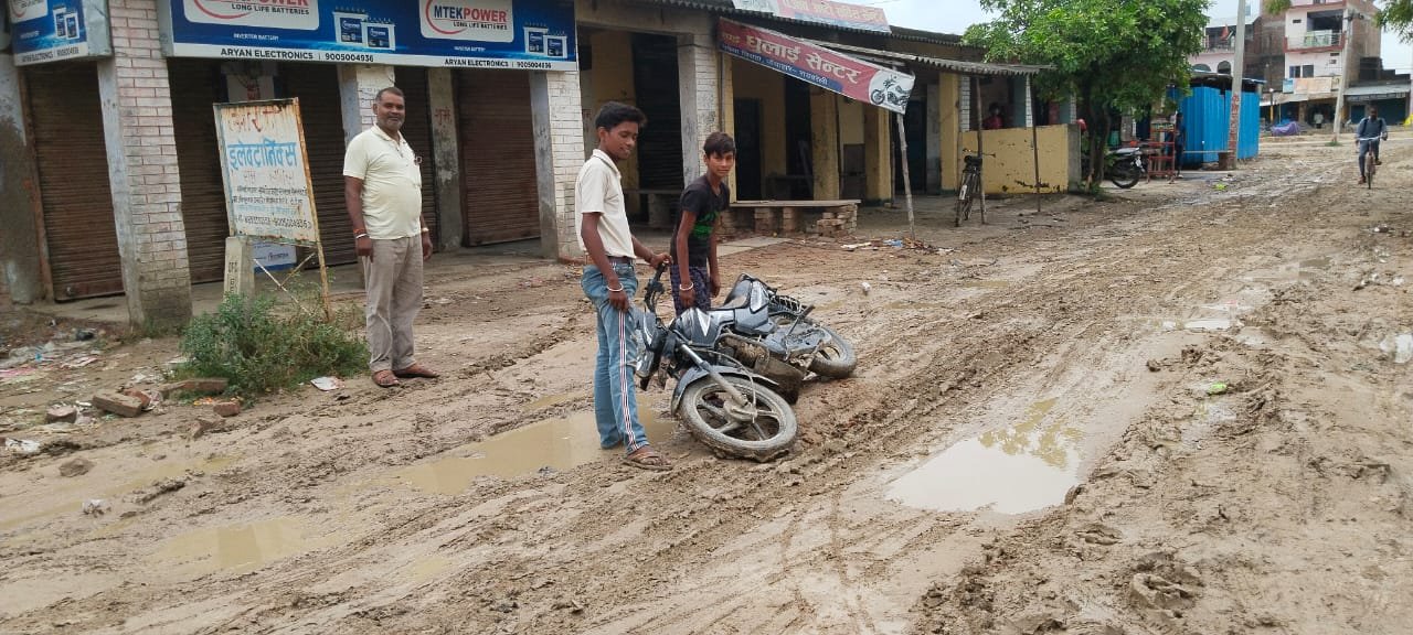 रायबरेली-मिट्टी खनन के डंफरो ने बिगाड़ी सड़क की सूरत , जानलेवा साबित हो रहा सफर