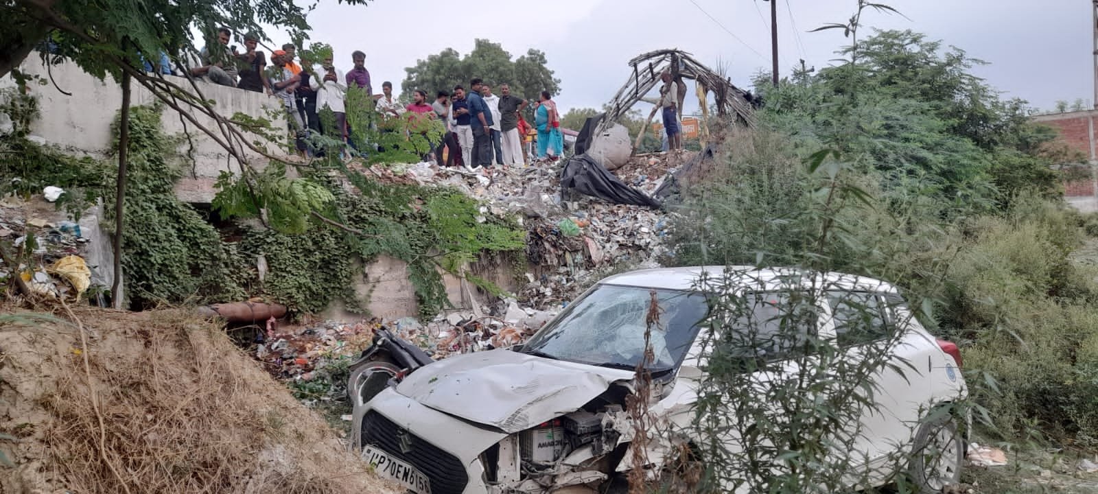 रायबरेली-बाइक सवार को टक्कर मार कर तालाब में गिरी कार,पांच घायल,,,? 