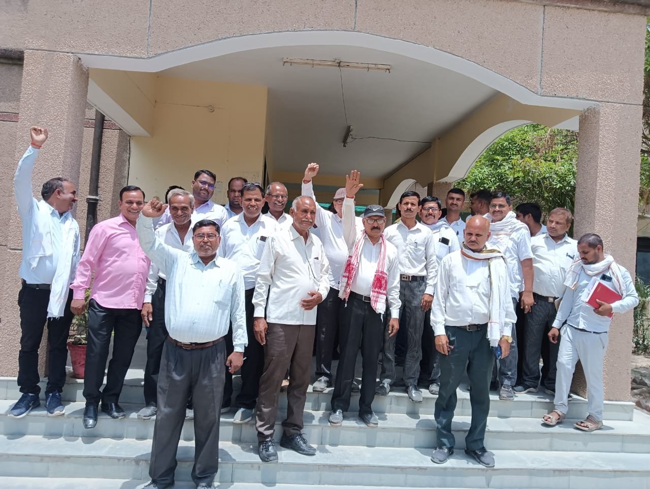 रायबरेली-एसडीएम ने कहा अवैध कब्जा हटवाने कोर्ट जाएं , अधिवक्ताओं ने खोल दिया मोर्चा , जमकर हुआ बवाल