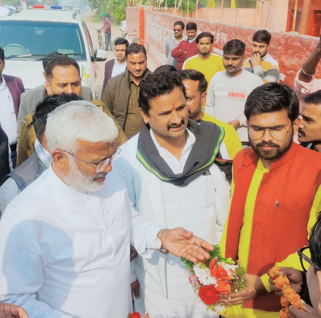 Raebareli:स्वतंत्र देव सिंह ने चुरूवा हनुमान मंदिर पर टेका माथा लिया आशीर्वाद