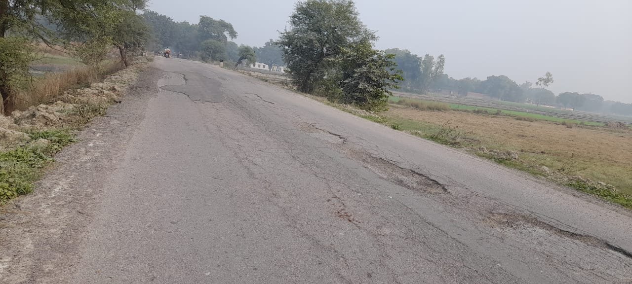 Raebareli:इस सड़क को अब है मरम्मत का इंतजार