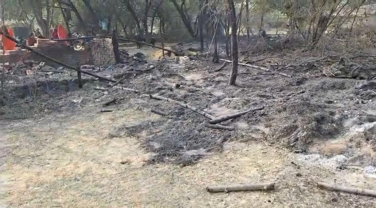 रायबरेली:अज्ञात कारणों के चलते तीन घरों में लगी आग।