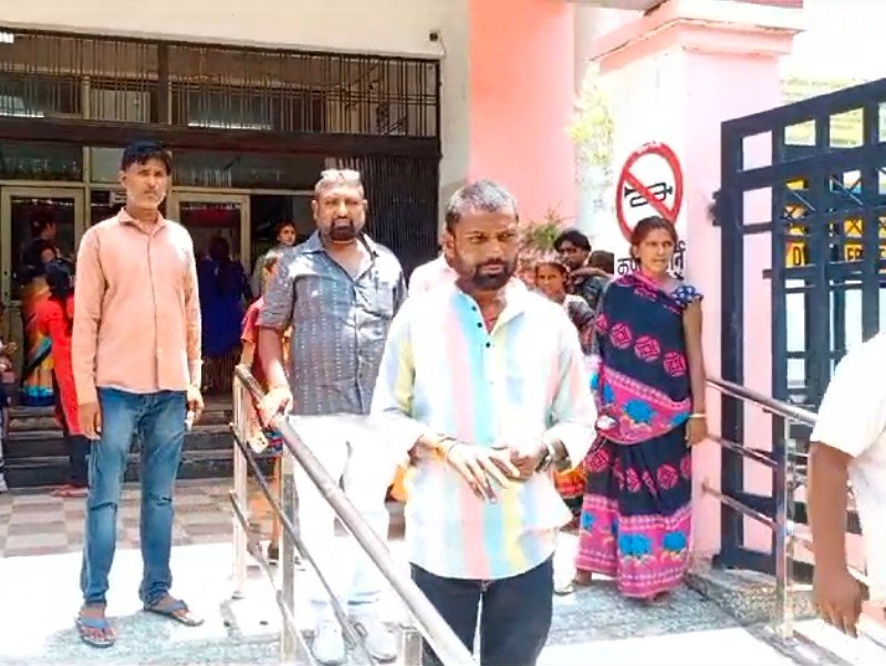 Raibareli-महिला जिला अस्पताल में तैनात गार्डों की दिखी दबंगई