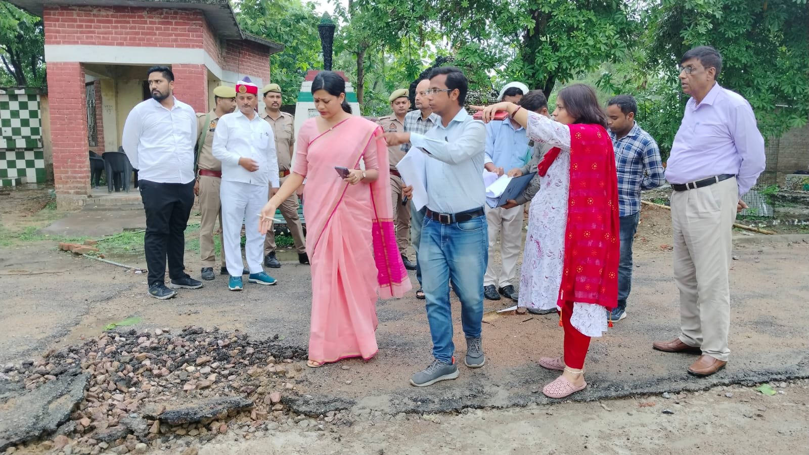 Raibareli-बड़ा कुआं का जिलाधिकारी ने किया निरीक्षण