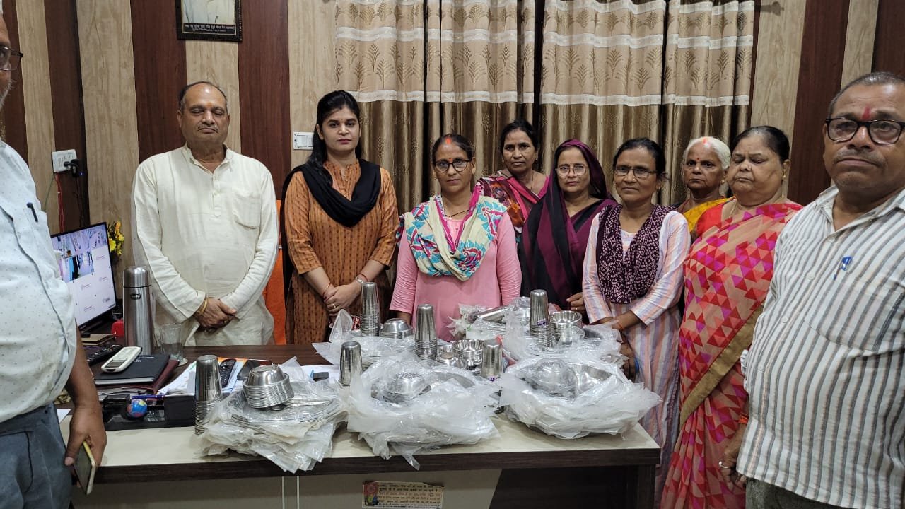 Raibareli-नगर पंचायत  केंद्रों के आंगनबाड़ी आंगनबाड़ी केंद्रों के आंगनबाड़ी कार्यकर्ती को दिया समान