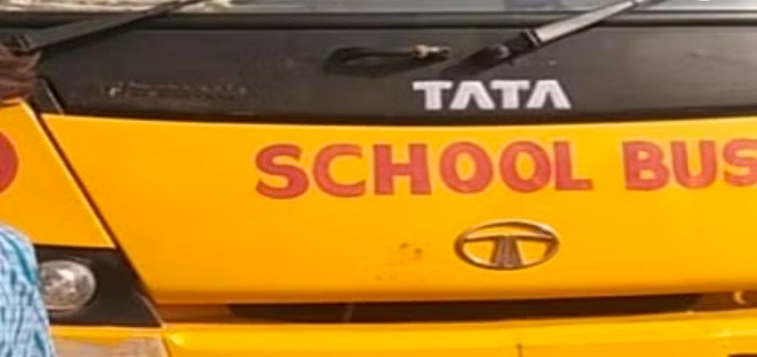 Raibareli-परमिट समाप्त होने के बाद भी सड़को पर फर्राटा भर रही रही है बसे,आखिर कौन होगा जिम्मेदार?