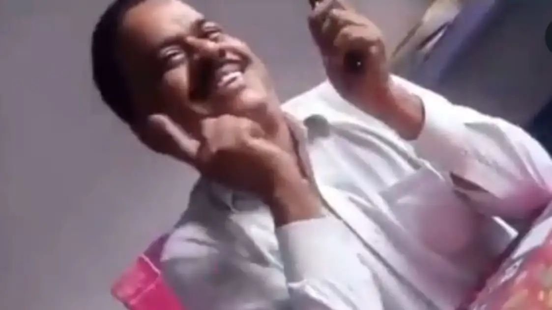 एक पप्पी दे दो और फिर छुट्टी की चिंता खत्म हो जाएगी.'मैनेजेर और महिला टीचर का वीडीओ वायरल