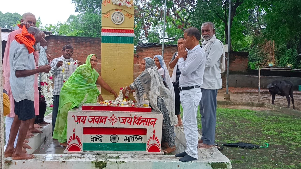 रायबरेली-अगस्त क्रांति दिवस पर लगान बंदी आंदोलन के शहीदों को नमन,,,, 