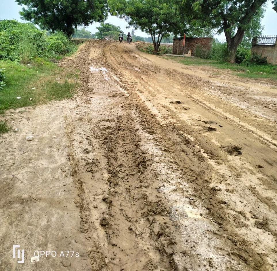 रायबरेली-बाईपास निर्माण में वाहनों ने कीचड़ से सराबोर कर दिया मार्ग 