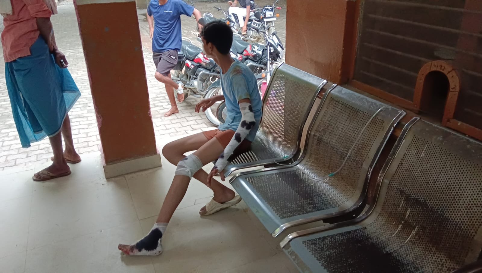 Raibareliआवारा जानवर से टकराकर युवक गंभीर रूप से घायल