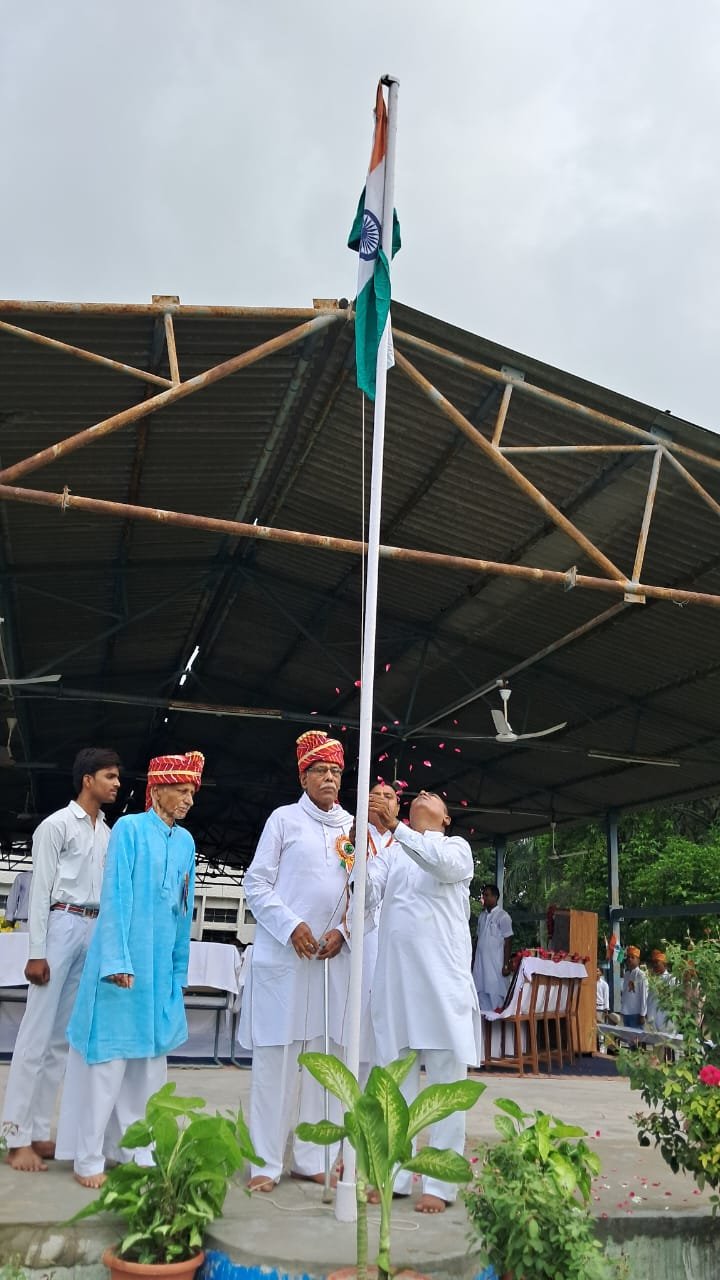 रायबरेली-सरस्वती विद्या मंदिर में ध्वजारोहण के साथ किया गया जवानों का सम्मान 